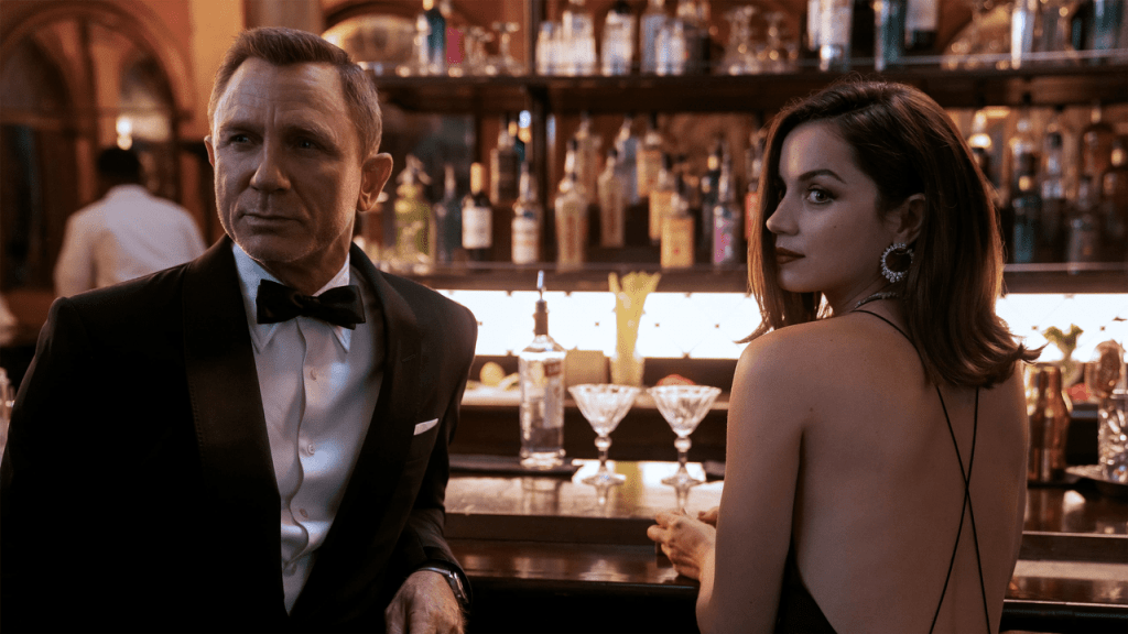 Daniel Craig dan Ana de Armas di No Time to Die (2021)